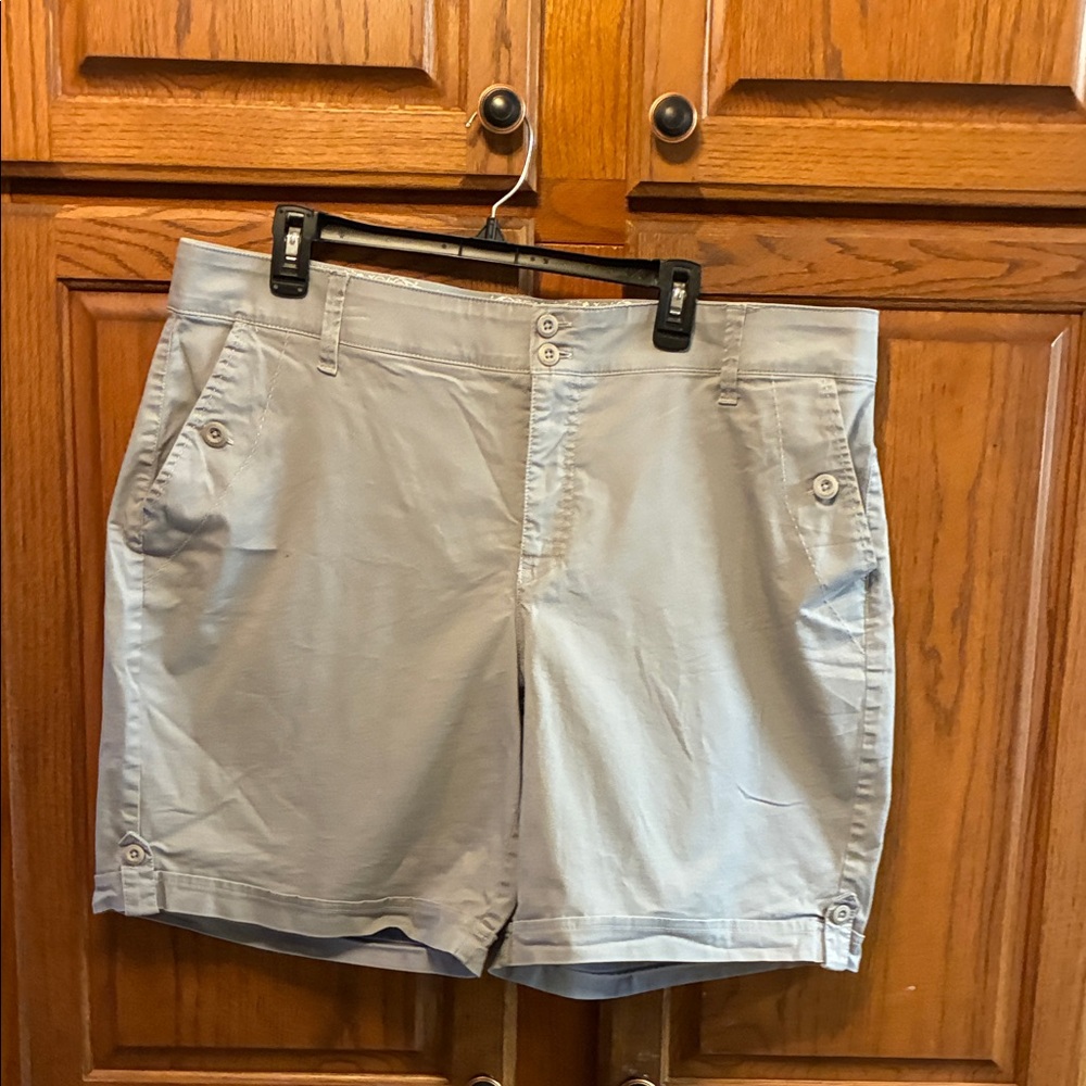 Gloria Vanderbilt Light Gray Women's Shorts size 16 W